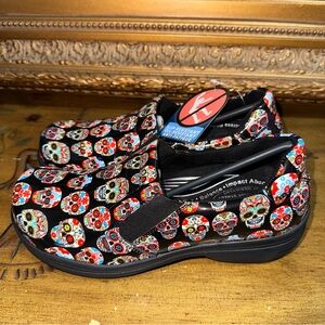 EASY WORKS BY EASY STREET BIND WOMEN'S SKULL LEATHER CLOGS sz 6.5 M NEW In BOX